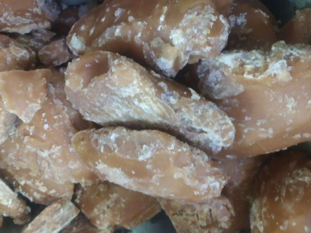 गुड खाने से पहले हो जाए सावधान! खतरनाक कैमिकल से तैयार हो रहा गुड़