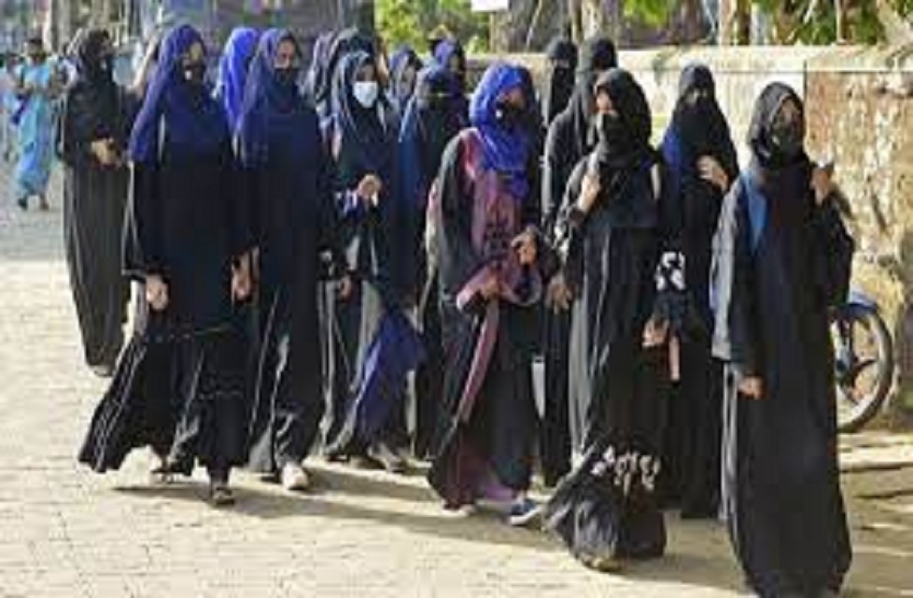 Karnataka Hijab Row: फिर परीक्षा के दौरान हिजाब पहनने पर छिड़ी बहस, हिंदू संगठनों को आप​त्ति