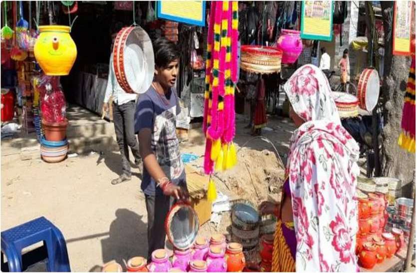 सज गया करवा चौथ का बाजार, डिजाइनर साडियों व फैंसी चूडिय़ों की मांग 2 सज गया करवा चौथ का बाजार