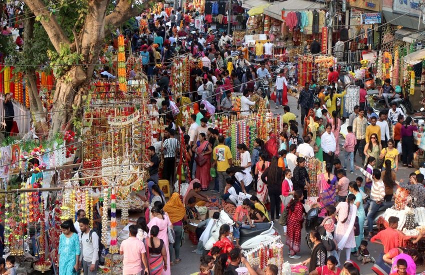 इंदौर के बाजारों में उत्सव का उल्लास, व्यापारियों को अच्छे कारोबार की उम्मीद