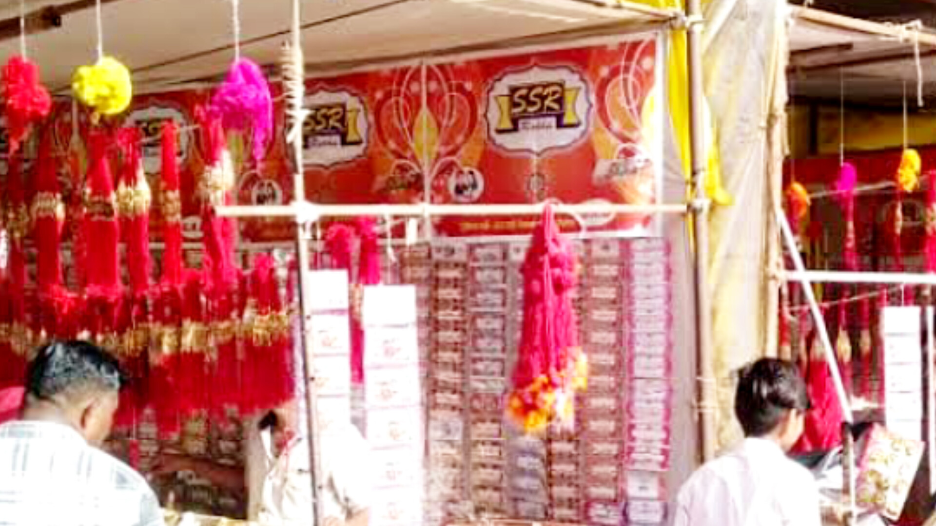 Kanpur में सज गई बाजार,नग वाले वस्त्रों की इस दीपावली बढ़ गई मांग