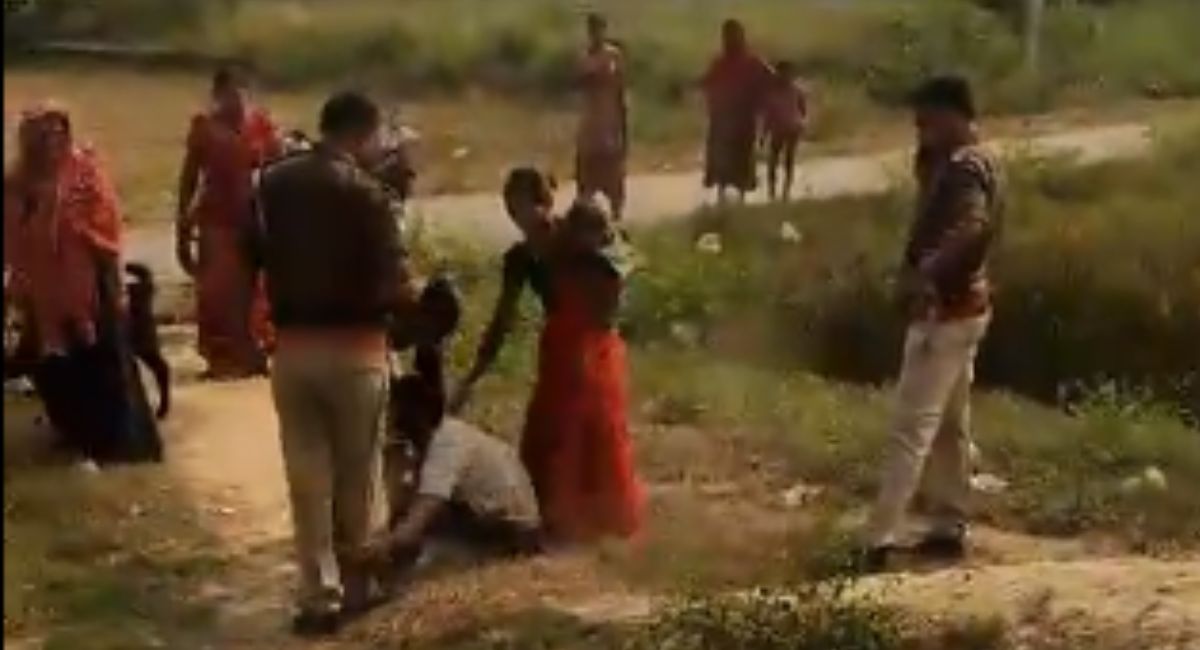 Video: दिव्यांग के साथ पुलिस की बर्बरता का वीडियो, पापा को छोड़ दो... गिड़गिड़ाते रहे बच्चे, पीटती रही पुलिस