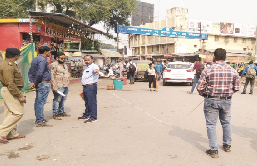 रायगढ़ रेलवे स्टेशन के बाहर किया जा रहा सौन्दर्यीकरण, जायजा लेने पहुंची अधिकारियों की टीम