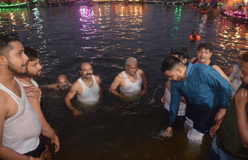 CM भूपेश बघेल ने किया कार्तिक स्नान, महादेव घाट में लगाई डुबकी