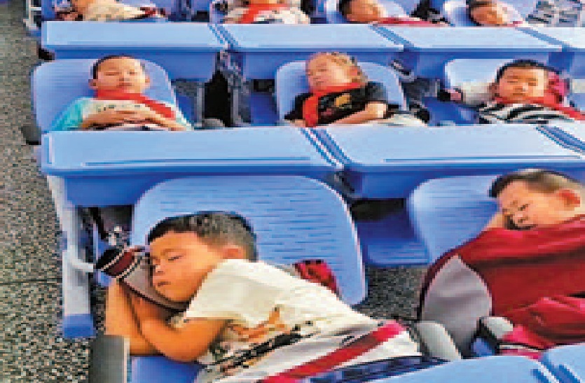 पढ़ते-पढ़ते सो जाओ... बच्चों को झपकी लेने के लिए चीन की स्कूलों में डेस्क-कम-बेड का नया बंदोबस्त