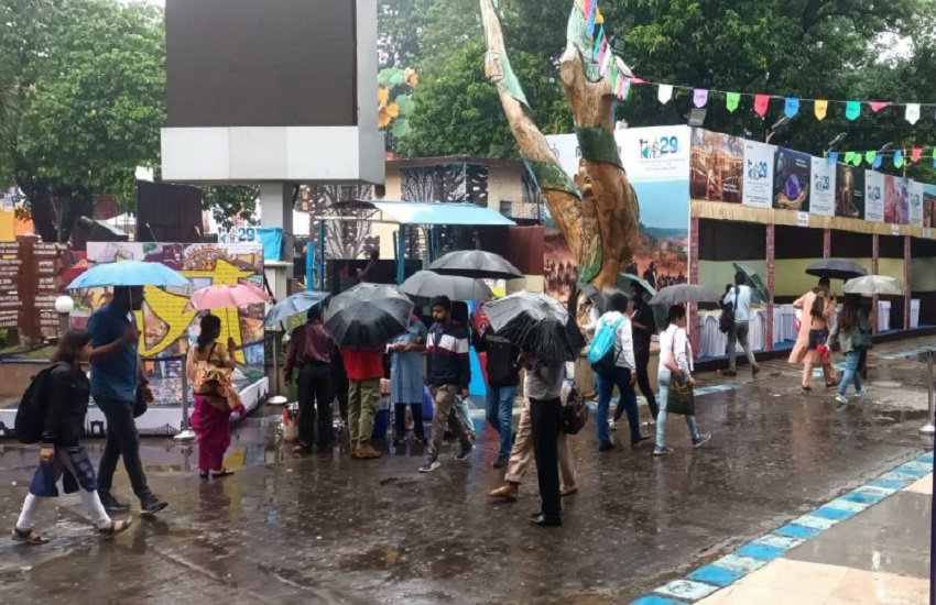 WEST BENGAL CYCLONE 2023-चक्रवात मिचौंग का असर: बारिश से कोलकाता समेत जिलों में जनजीवन प्रभावित