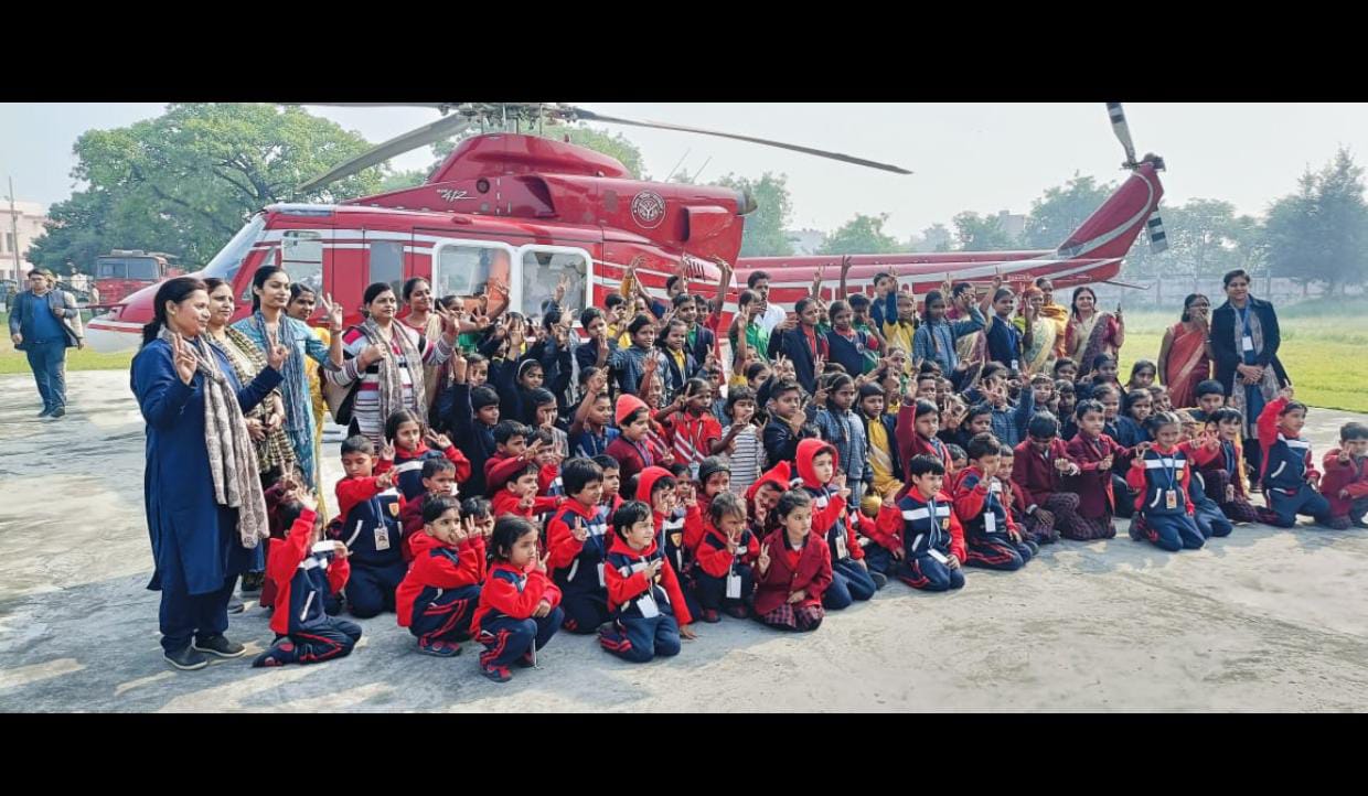 मुख्यमंत्री योगी का उमड़ा बाल प्रेम, हेलीकॉप्टर के साथ बच्चों की खिंचवाए फोटो