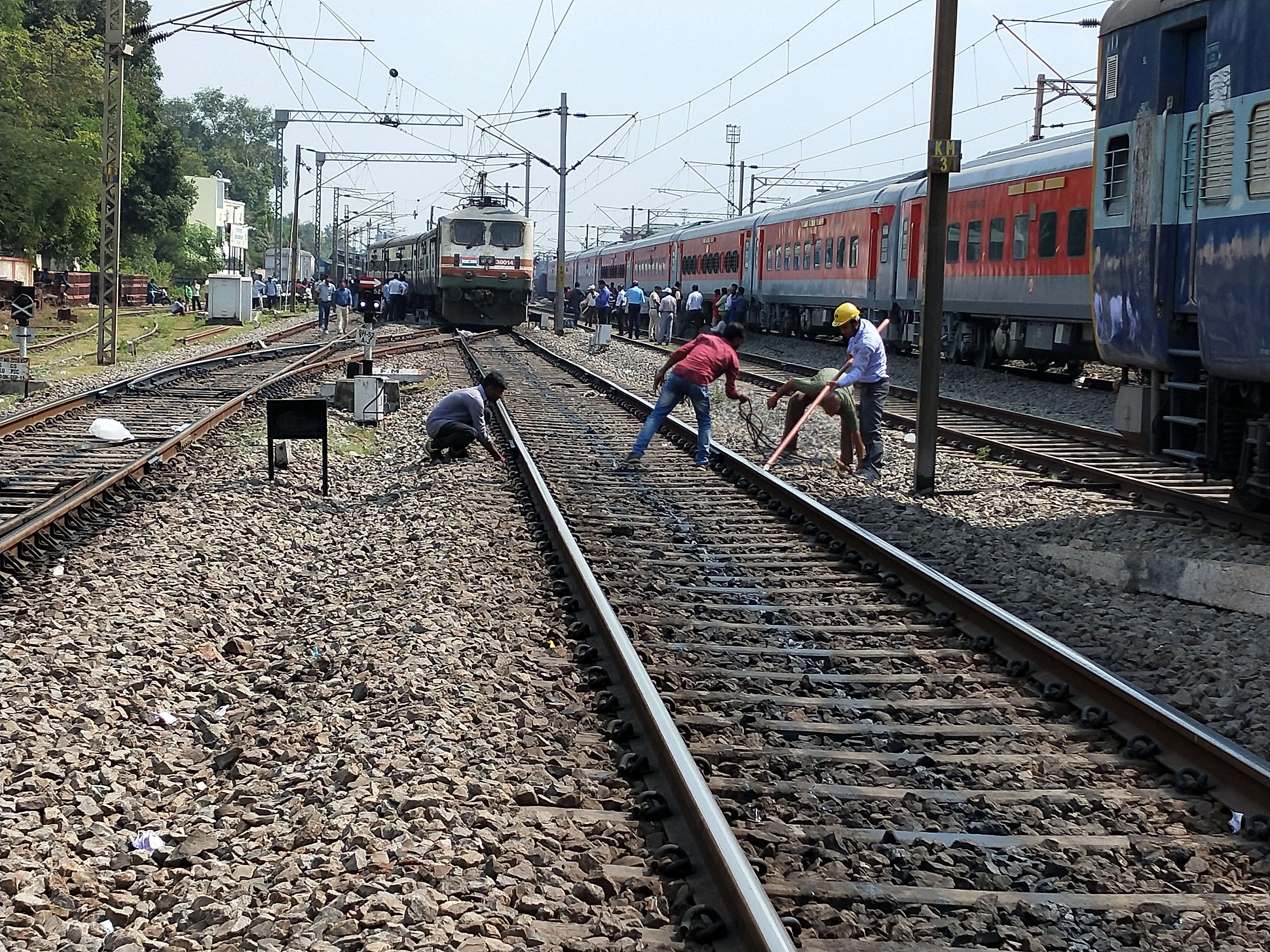 रेलवे कर्मचारी मरम्त कार्य करते हुए