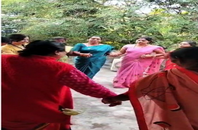 मुख्यमंत्री के गृह ग्राम की महिलाओं में उत्साह का माहौल : पारम्परिक नृत्य में खूब झूमी महिलाएं