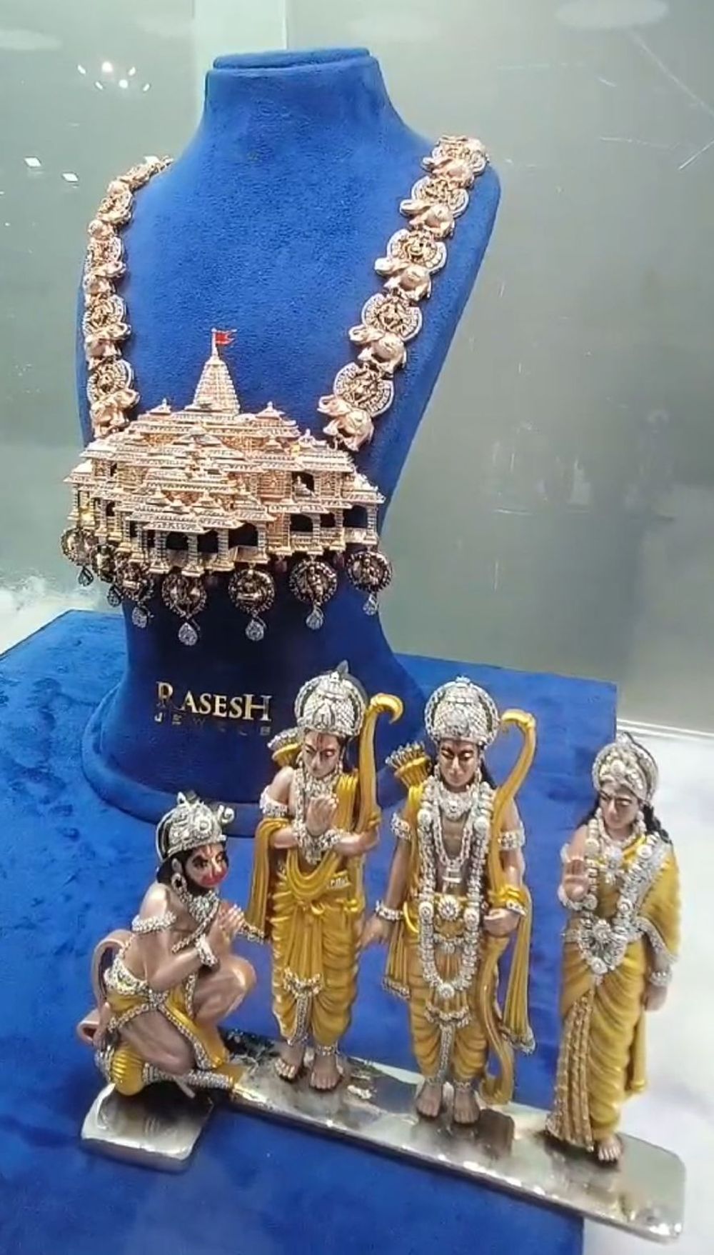 RAM MANDIR : दो किलो सोने-चांदी और पांच हजार डायमंड से बना राम मंदिर नेकलेस