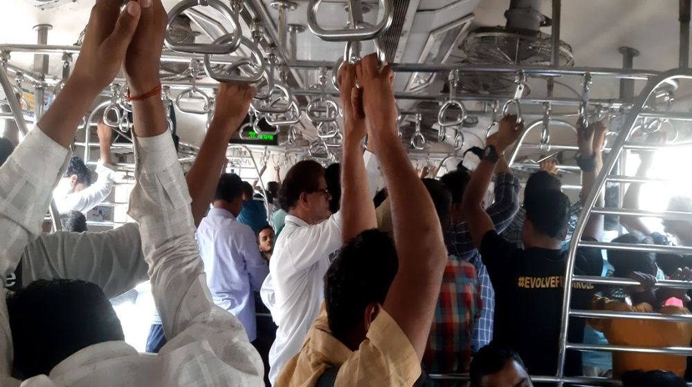 मुम्बई लोकल ट्रेन : युवाओं की भारी भीड़ के बीच कोच में नहीं चढ़ पाते बुजुर्ग