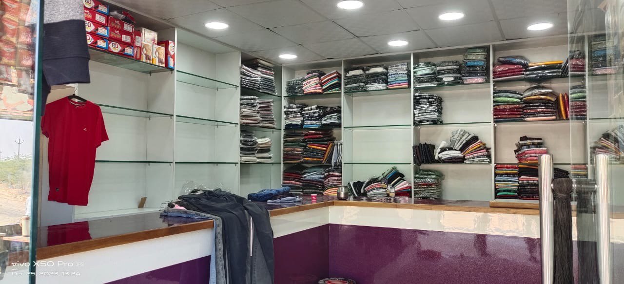दुकान से लाखों रुपए के रेडीमेड कपड़े चुरा ले गए