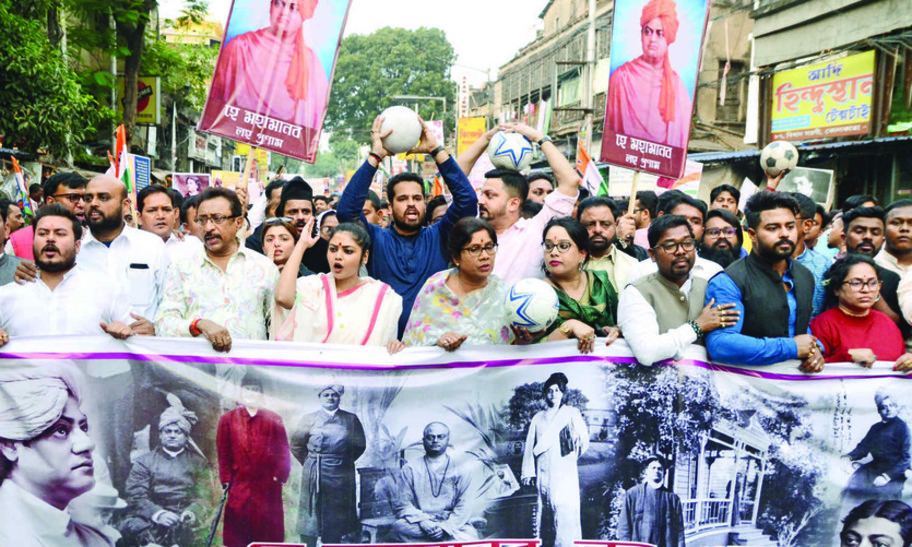 West Bengal: सुकान्त मजूमदार की विवेकानंद पर टिप्पणी के विरोध में टीएमसी नेताओं ने पैदल मार्च निकाला