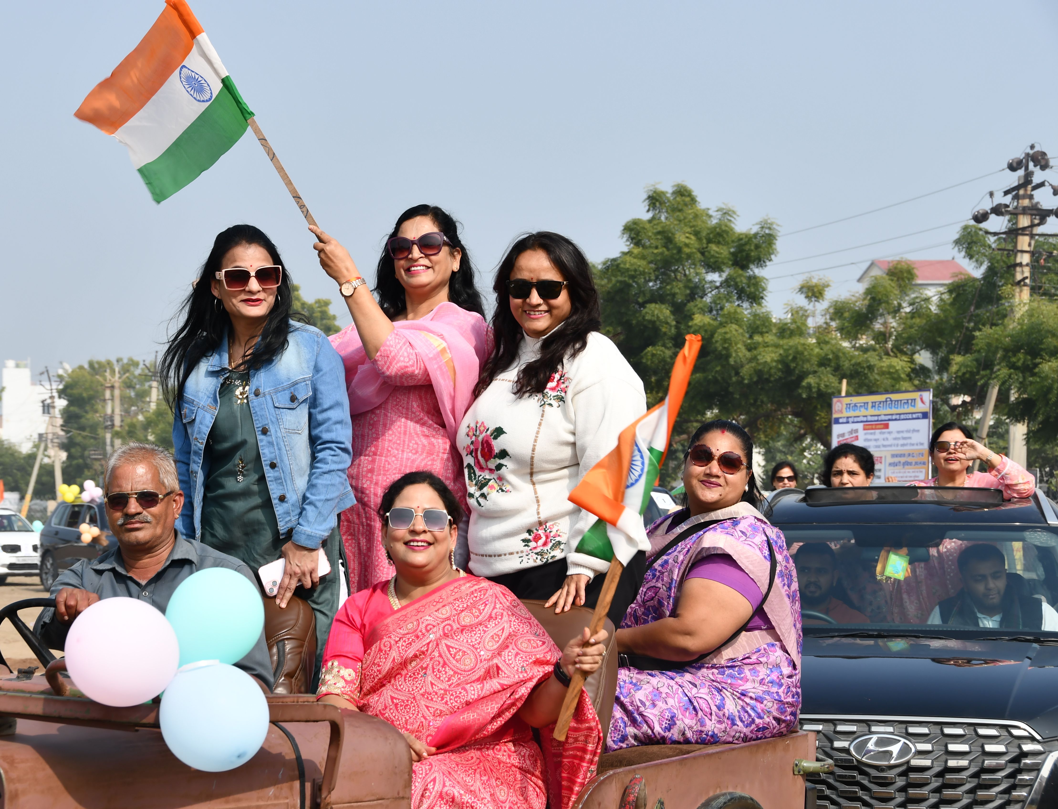 Patrika Fest : महिलाओं ने मेवाड़ी साफे पहनकर कारें चलाई और देशभक्ति के जयकारे लगाए
