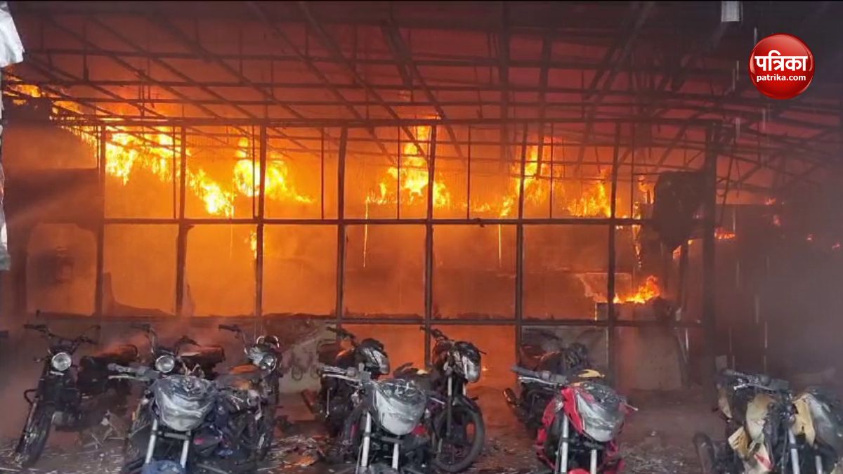 Video: भदोही में भीषण आग, लाखों की बाइक जलकर खाक