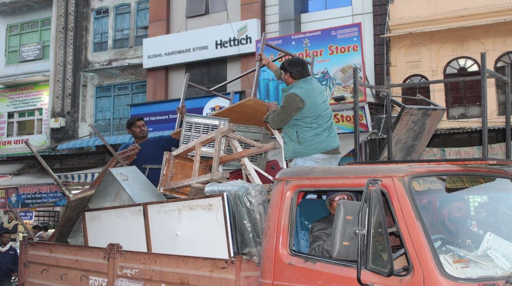 नगर निगम ने दिल्ली गेट क्षेत्र से हटाए अतिक्रमण, दुकानों के आगे रखा माल किया जब्त