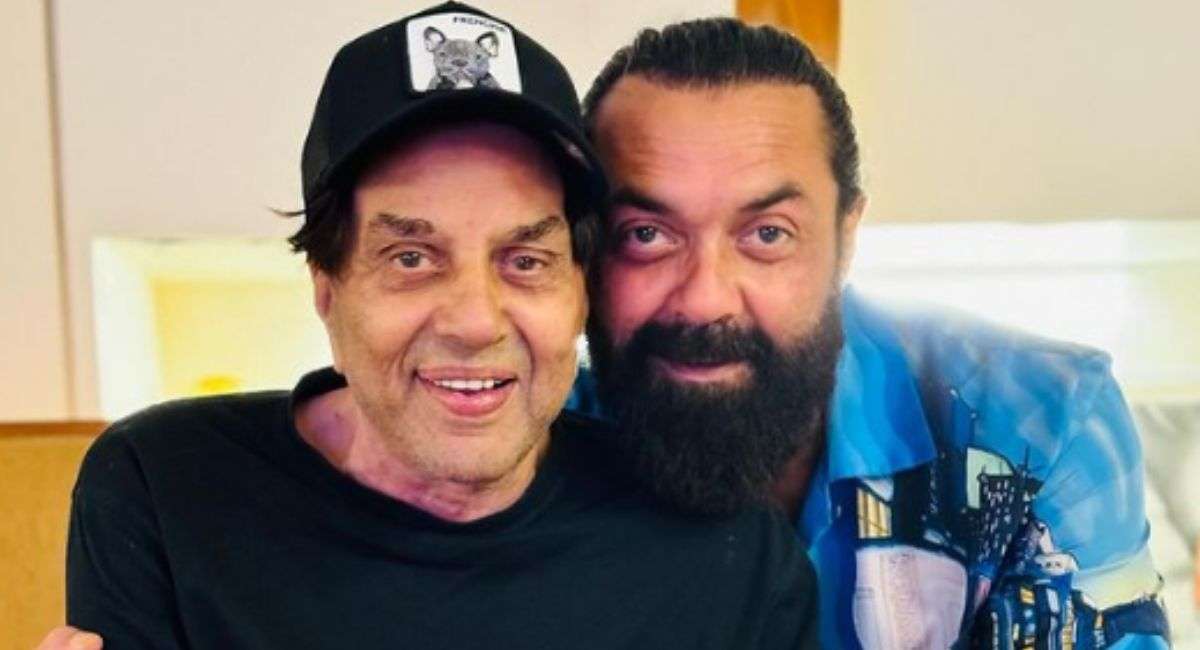 bobby_deol_shared_a_picture_with_dharmendra_brother_sunny_and_sister_esha_deol_also_reacted.jpg