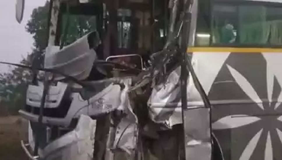 आंध्र प्रदेश : श्रीकाकुलम में राष्ट्रीय राजमार्ग पर दो बसों की भिड़ंत में एक की मौत, 30 घायल