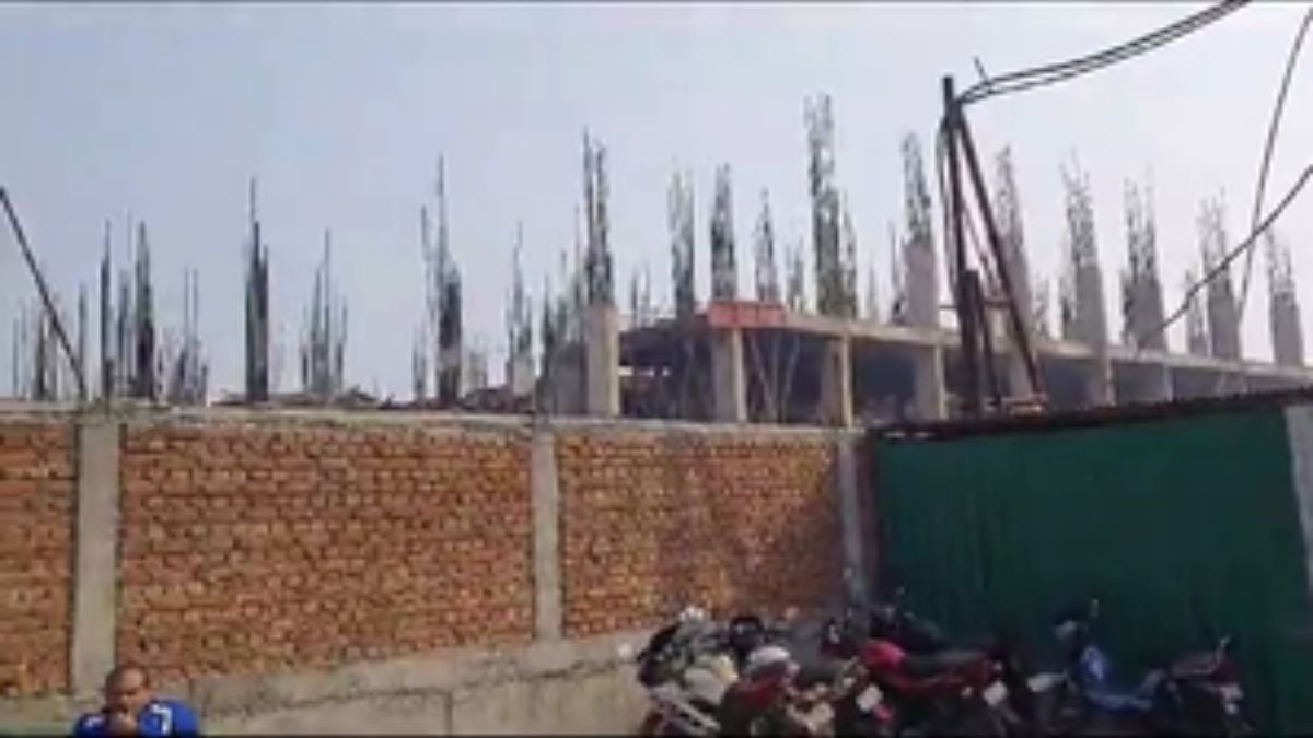 under construction gaur aerocity mall in ghaziabad gets major accident