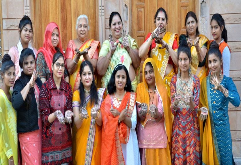 108 महिलाओं के हाथों में राम मंदिर थीम की मेहंदी लगाने का लिया संकल्प