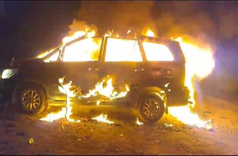 VIDEO - घर के समीप खड़ी कार में लगी आग, हुई खाक