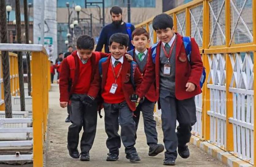 schools_holiday_start_again_in_mp_due_to_severe_cold_after_parents_demand.jpg