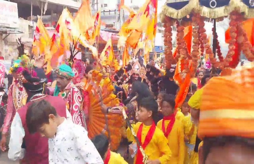 जय श्रीराम के जयकारे के संग रायपुर में निकली शोभायात्रा