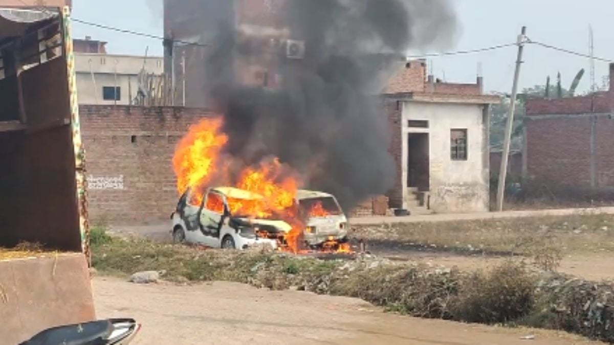 Video: देखते ही देखते आग का गोला बनी दो कार, गैस रिफिलिंग के दौरान हुआ हादसा