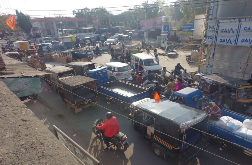 भीलवाड़ा: सरकारी जमीन पर पार्क कार, सड़क किनारे बाजार