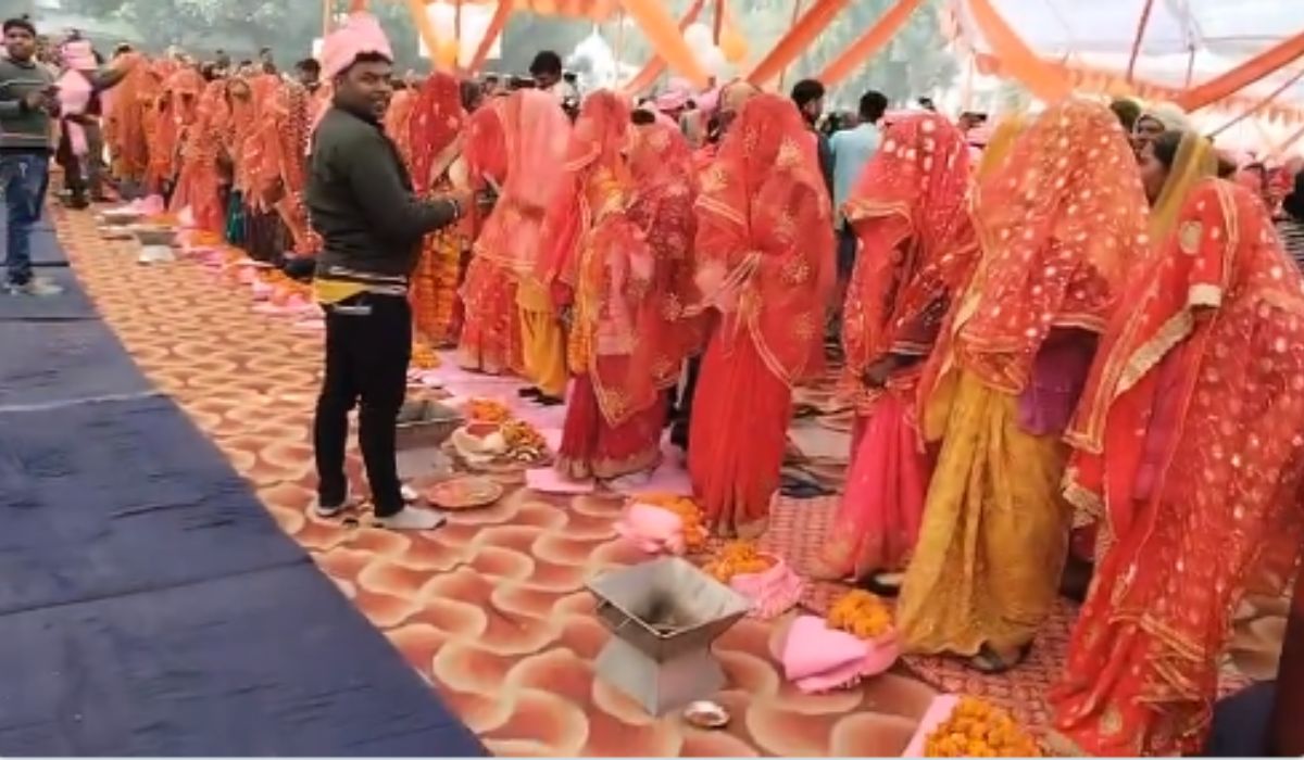 viral video cm samuhik vivah yojana bride garland herself