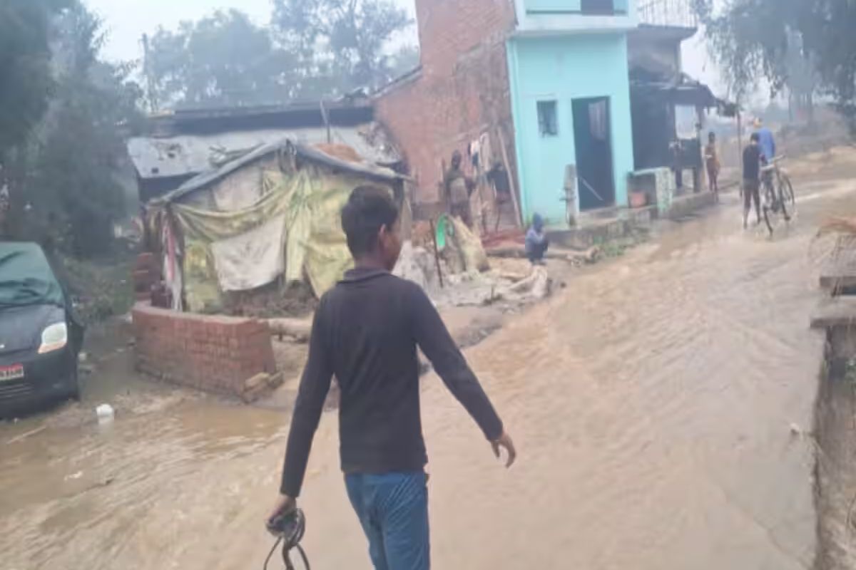 कड़ाके की ठंड में इस गांव में बाढ़ जैसे हालात, लोगों का आवागमन हुआ ठप