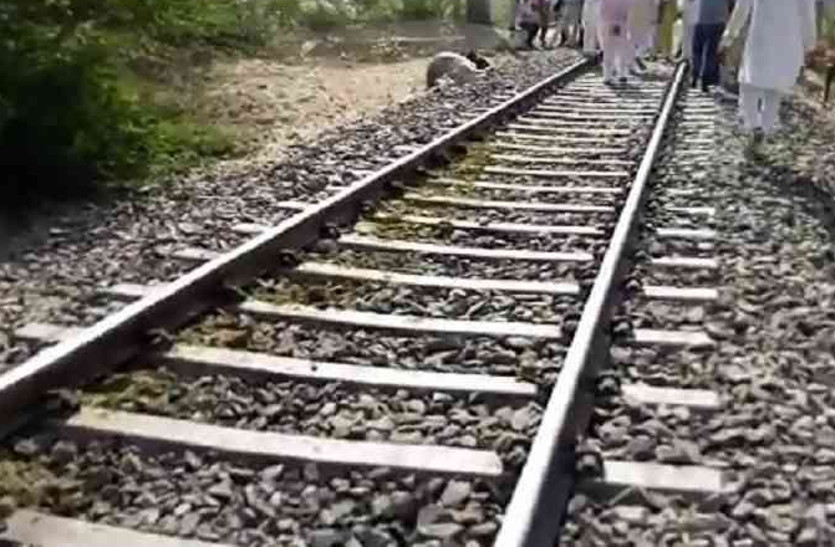 a youth death by train in Dungarpur