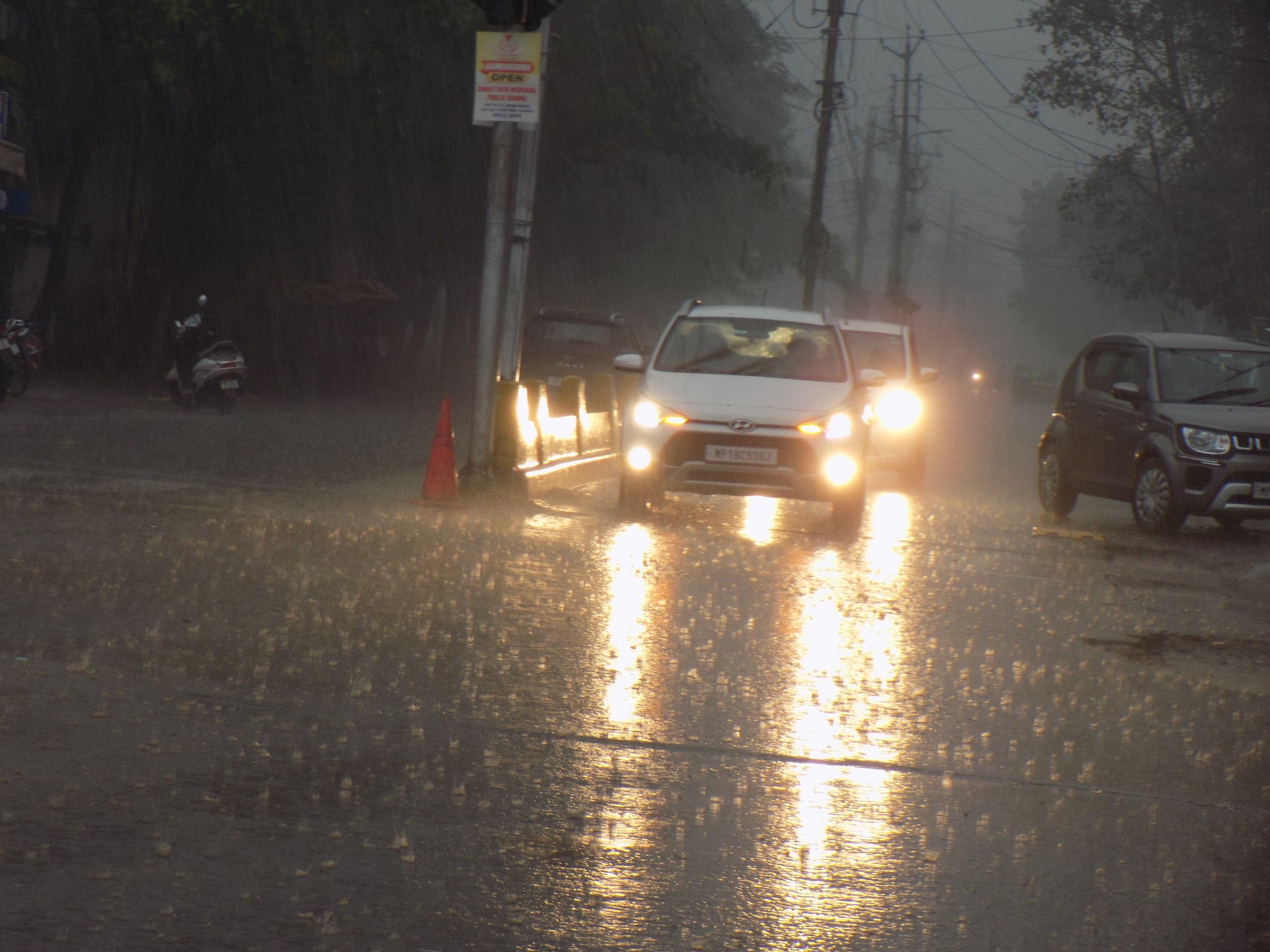 बेमौसम बरसात: तड़के से शुरू हुआ बारिश का दौर शाम तक जारी रहा, दिनभर घरों में दुबके रहे लोग