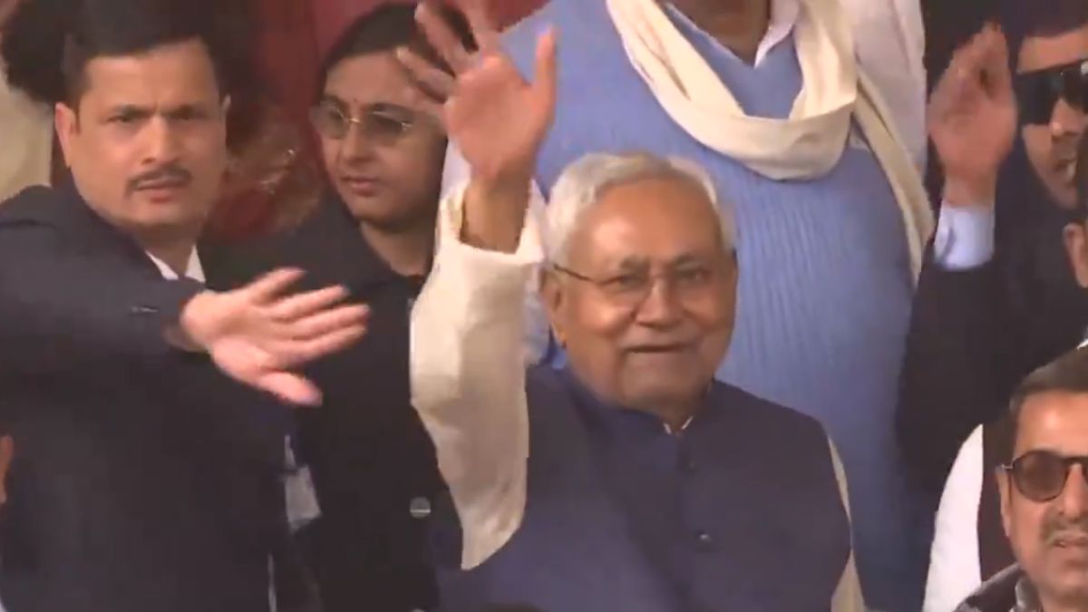 Nitish Kumar reached Assembly JDU MLAs showed victory sign