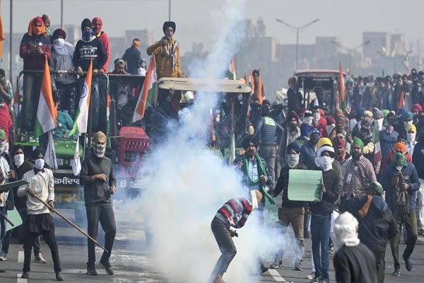 Farmers Protest Delhi Chalo Police Fired Tear gas On Stone Pelting Farmer