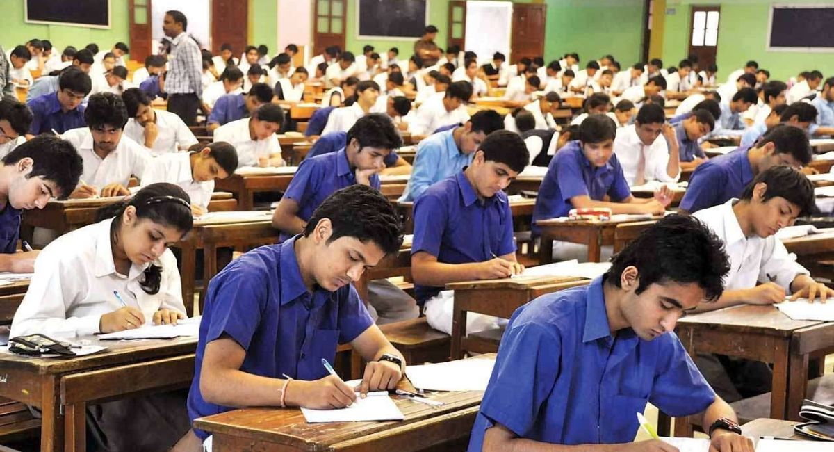 UP Board Exam 2024: 10वीं की परीक्षा से पहले छात्र ने दी जान, टेंशन की वजह से उठाया कदम