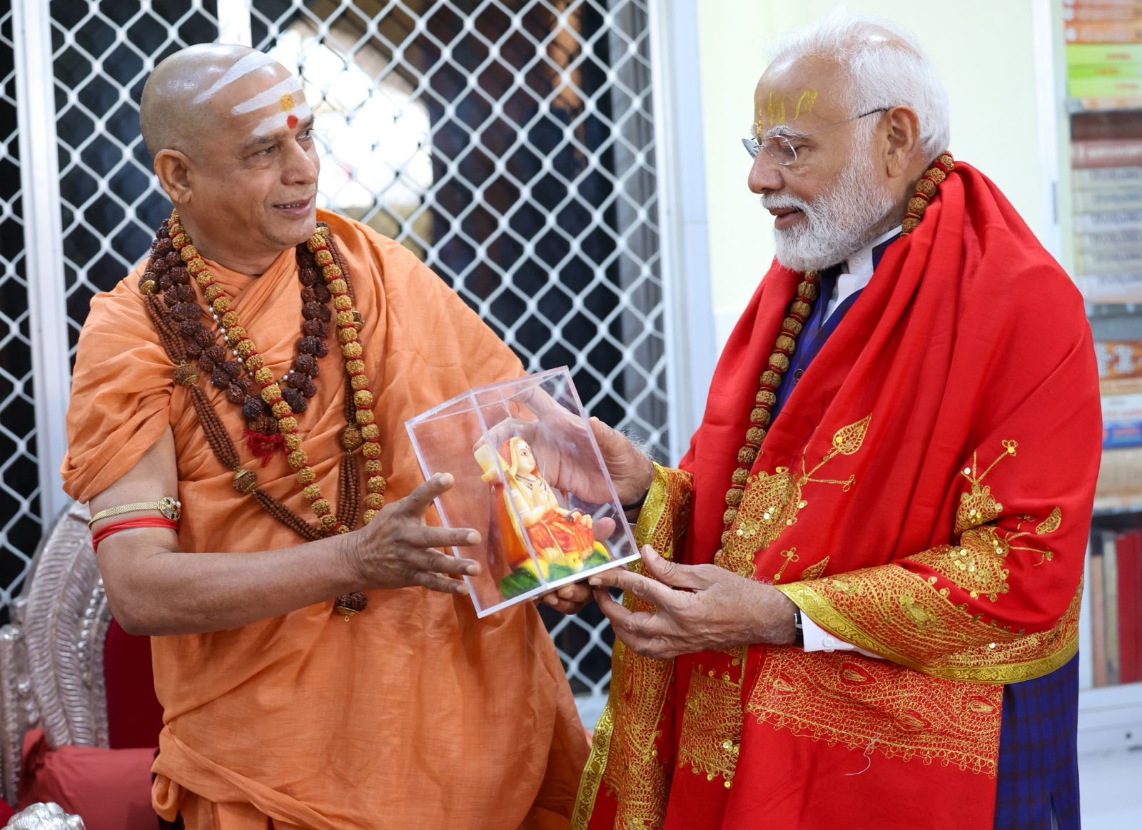 PM Gujarat visit: मोदी ने शंकराचार्य स्वामी सदानंद सरस्वती से मिल लिया आशीर्वाद