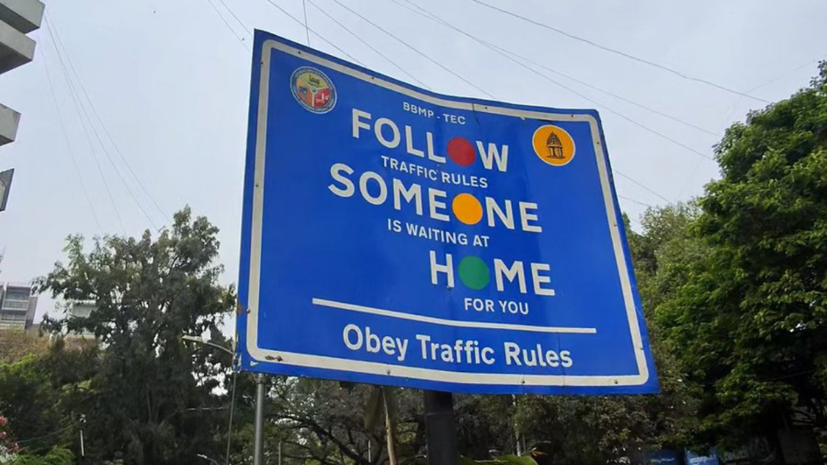 Ajab Gajab: सड़क पर दिखा एक ऐसा साइन बोर्ड, जिसमें लिखा है Follow Someone Home'..मतलब ..