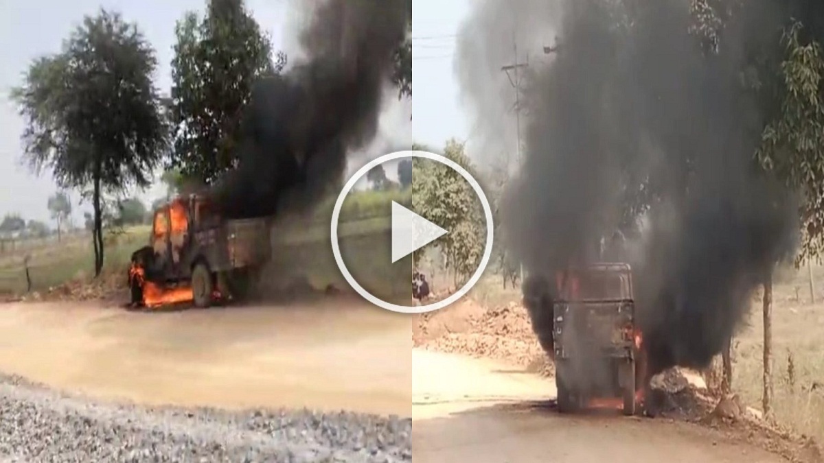 Kawardha News: सड़क निर्माण के दौरान पिकअप वाहन में लगी भीषण आग, धू-धूकर जलती आई नजर...मचा हड़कंप