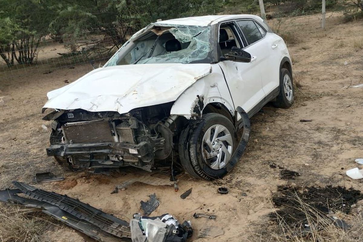 Car Accident News: पिक-अप से टकराकर पलटी कार, पति-पत्नी घायल