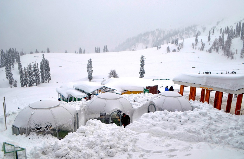 बर्फबारी व बारिश के चलते जम्मू-श्रीनगर राष्ट्रीय राजमार्ग बंद