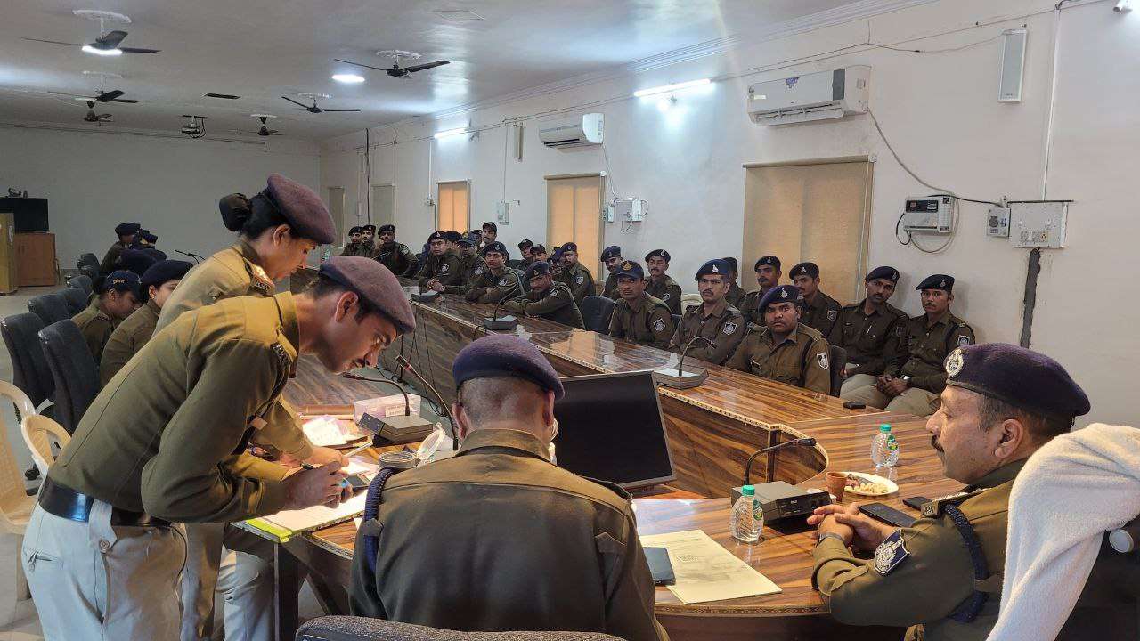 नव आरक्षकों की पदस्थापना करते हुए 