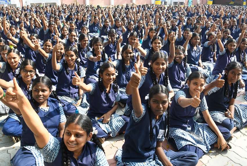 photos : परीक्षा में बैठने से पहले छात्राओं ने एक दूसरे को दी शुभकामनाएं
