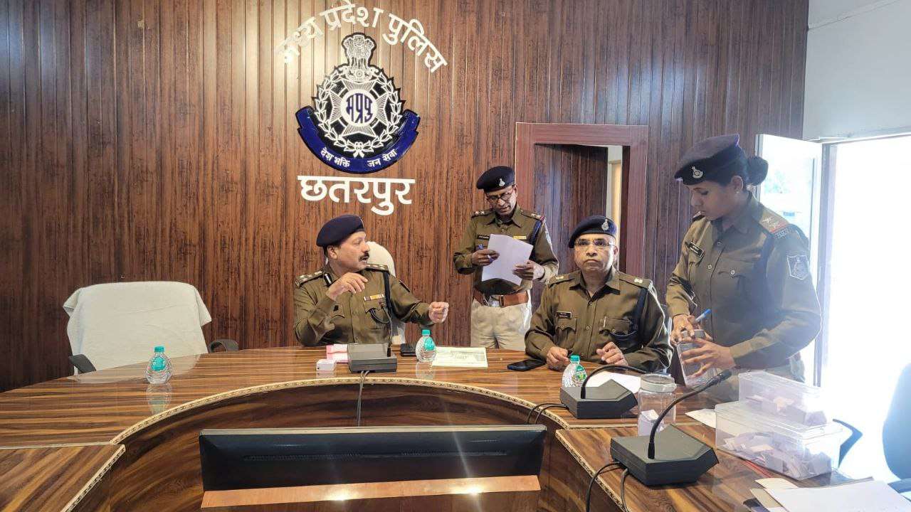 नव आरक्षकों की पदस्थापना करते हुए 