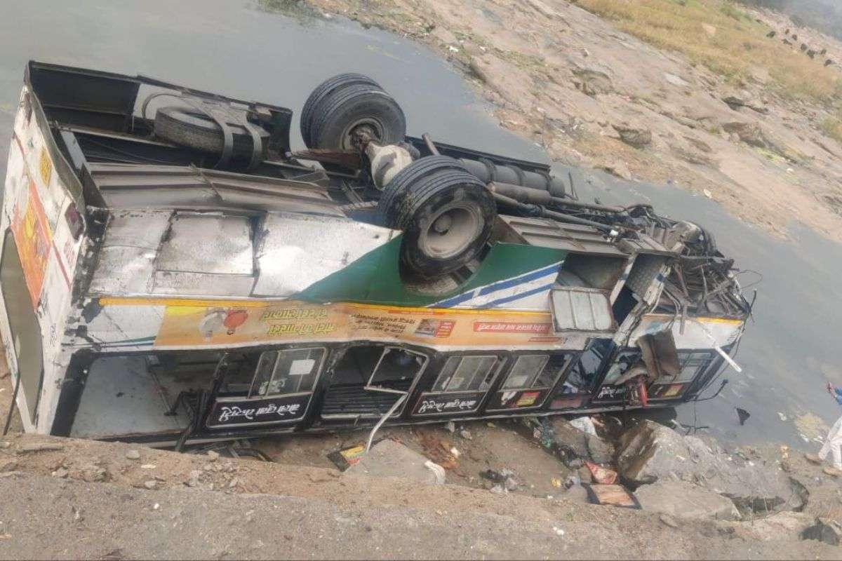 Photo राजस्थान के सिरोही में दर्दनाक हादसा सवारियों से भरी बस पलटी Roadways Bus Overturned 1223