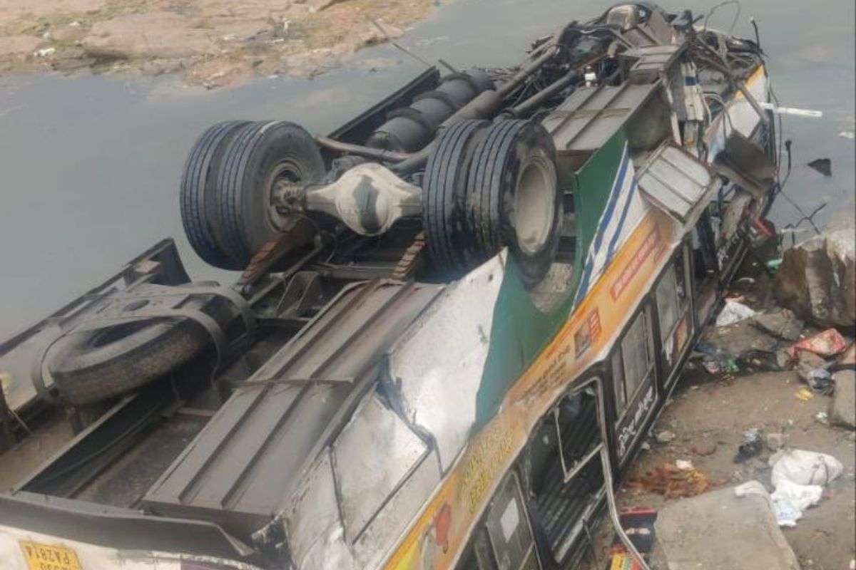 Photo राजस्थान के सिरोही में दर्दनाक हादसा सवारियों से भरी बस पलटी Roadways Bus Overturned 2608