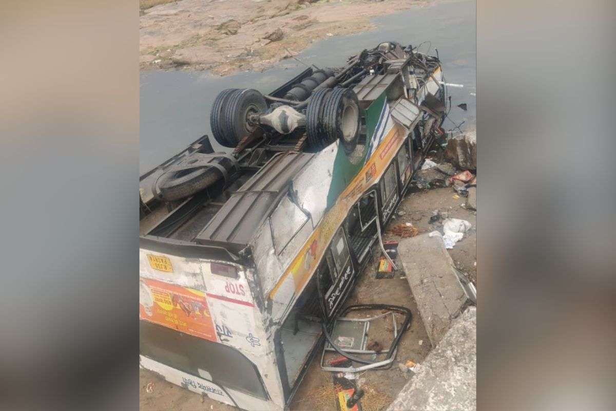 Photo राजस्थान के सिरोही में दर्दनाक हादसा सवारियों से भरी बस पलटी Roadways Bus Overturned 4919