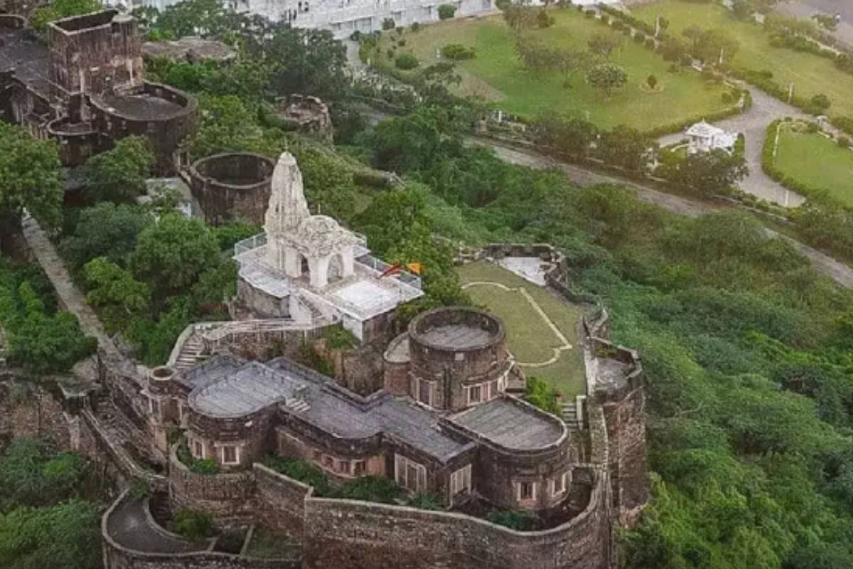 Mahashivratri 2024: जयपुर से भी पुराना है यह मंदिर, यहां अदृश्य हो जाती हैं शिव परिवार की मूर्तियां