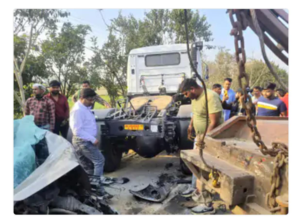 UP के इस शहर में भीषण दुर्घटना, खड़े ट्रक से टकराई अनियंत्रित कार.. मासूम सहित 4 की मौत