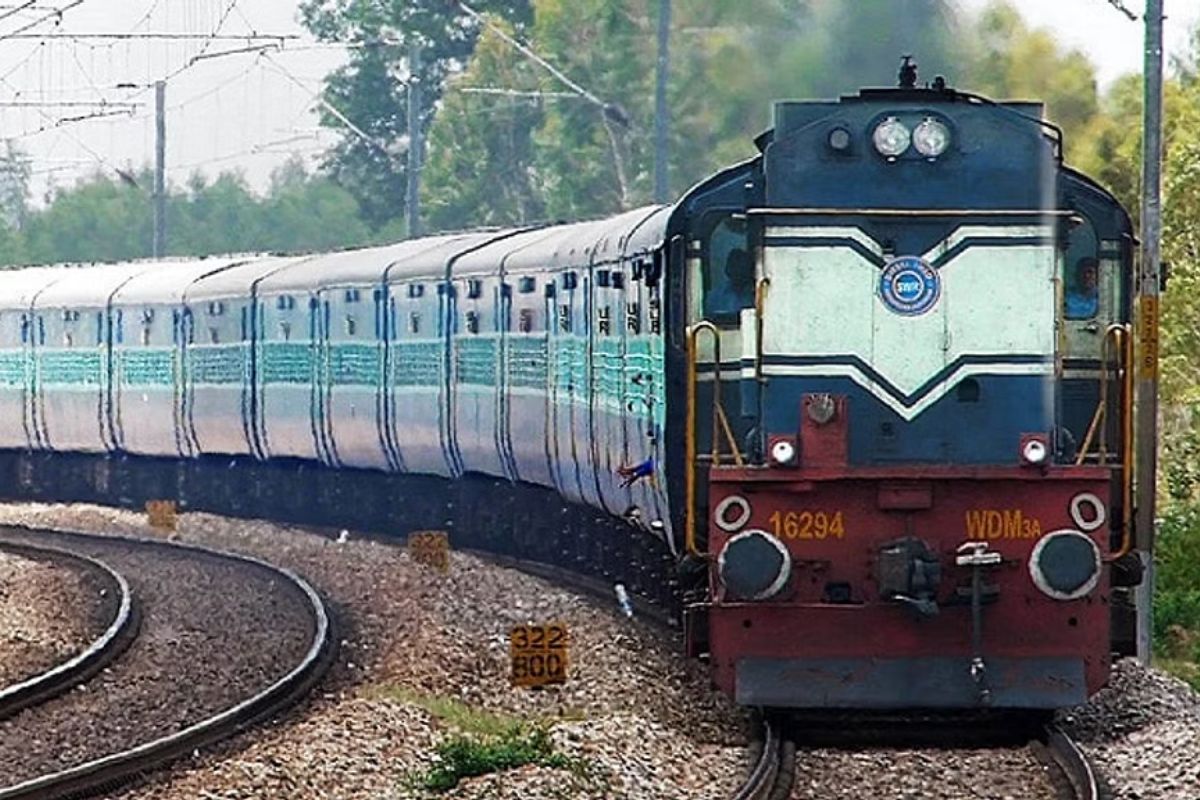 Indian Railway: ट्रेन के टिकट पर इन्हें मिलता है 50% से ज्यादा का डिस्काउंट, जानिए क्या है नियम